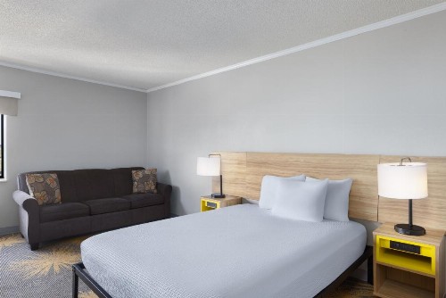 Days Inn & Suites by Wyndham Kansas City - Arrowhead Chiefs Stadium - image 40
