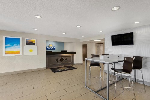 Days Inn & Suites by Wyndham Kansas City - Arrowhead Chiefs Stadium - image 41