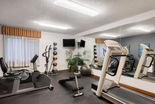 Days Inn & Suites by Wyndham Kansas City - Arrowhead Chiefs Stadium - image 43
