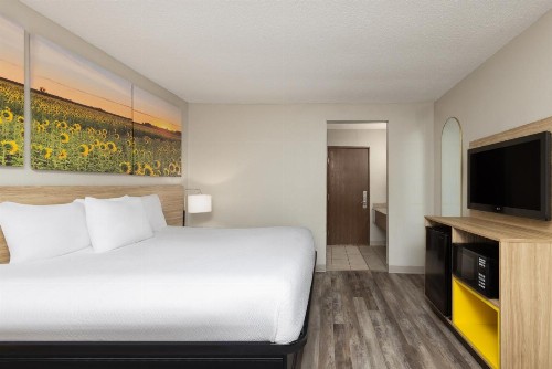Days Inn & Suites by Wyndham Kansas City - Arrowhead Chiefs Stadium - image 44