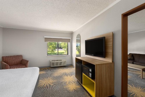 Days Inn & Suites by Wyndham Kansas City - Arrowhead Chiefs Stadium - image 46