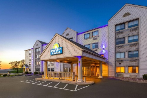Days Inn & Suites by Wyndham Kansas City - Arrowhead Chiefs Stadium - image 5