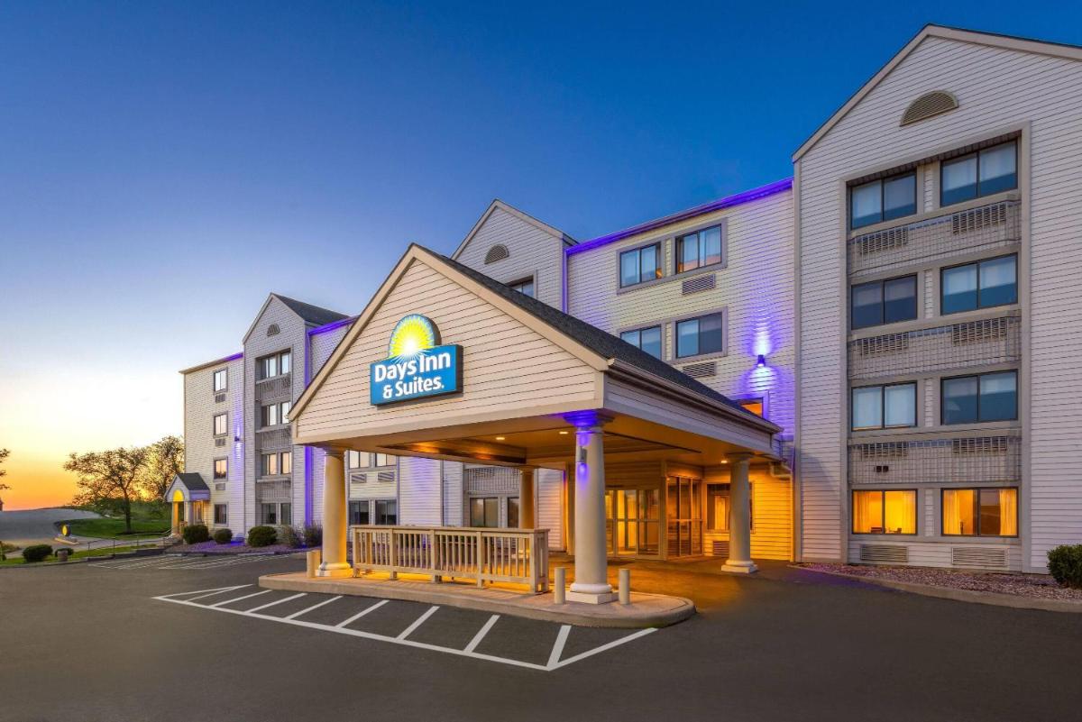 Days Inn & Suites by Wyndham Kansas City - Arrowhead Chiefs Stadium - image 5