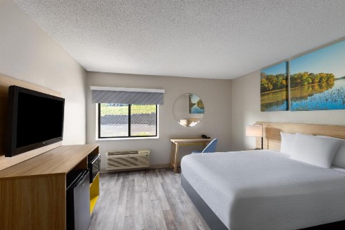 Days Inn & Suites by Wyndham Kansas City - Arrowhead Chiefs Stadium - image 48