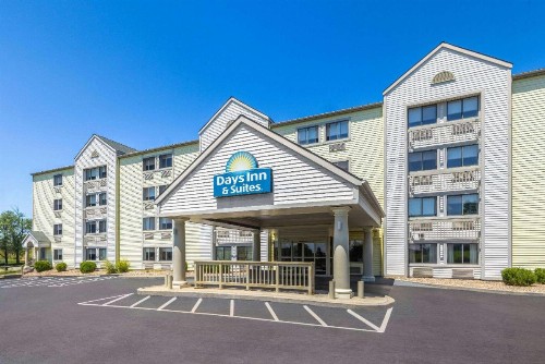 Days Inn & Suites by Wyndham Kansas City - Arrowhead Chiefs Stadium - image 6