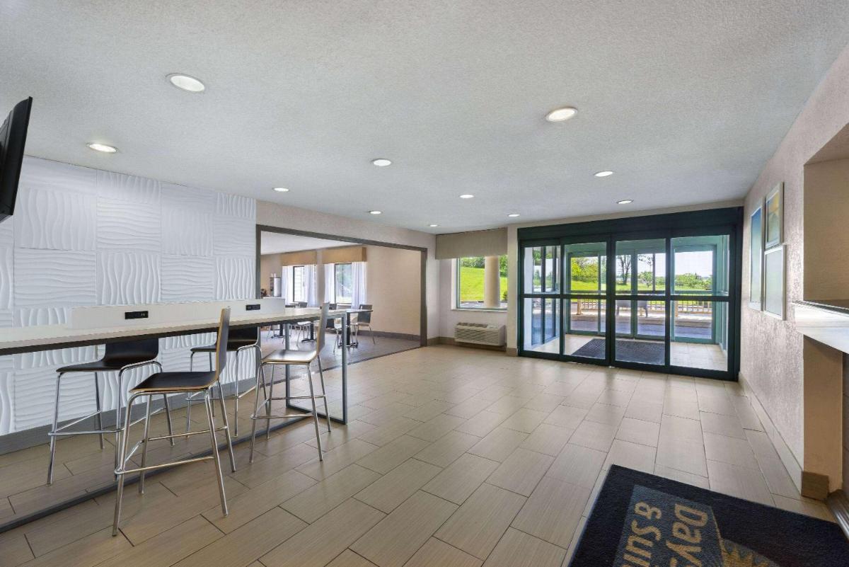 Days Inn & Suites by Wyndham Kansas City - Arrowhead Chiefs Stadium - image 7