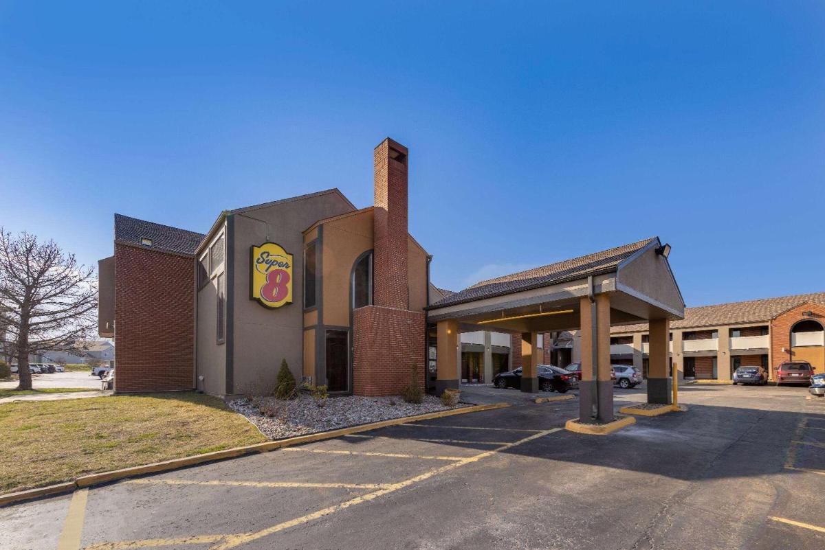 Super 8 by Wyndham Kansas City Airport - main image