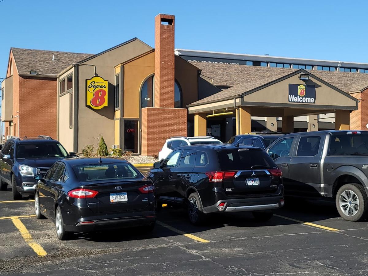 Super 8 by Wyndham Kansas City Airport - image 3