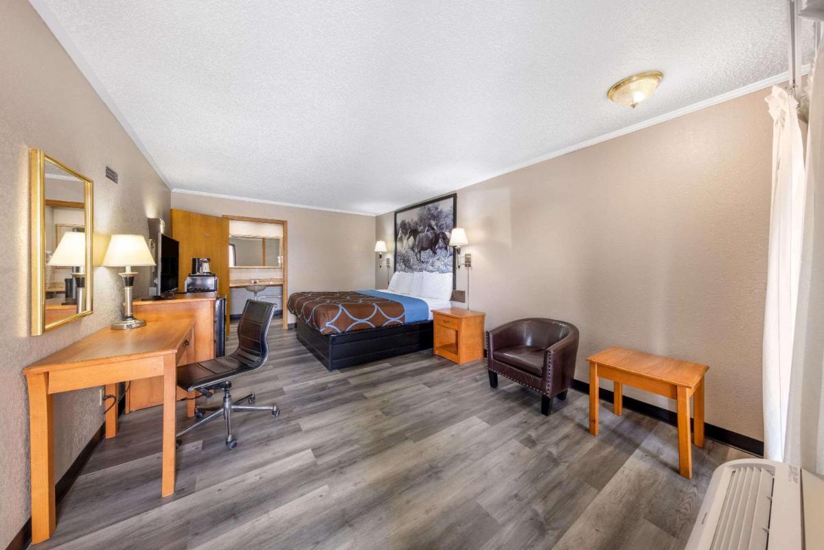 Super 8 by Wyndham Kansas City Airport - image 4
