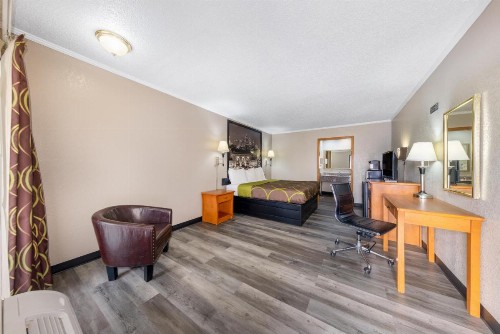 Super 8 by Wyndham Kansas City Airport - image 8