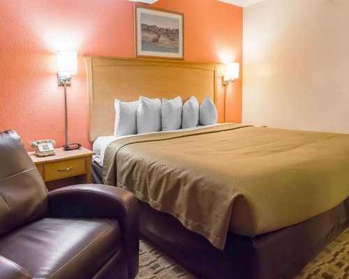 Econo Lodge Kansas City Downtown North - image 12