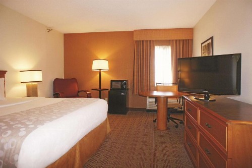 La Quinta Inn by Wyndham Kansas City North - image 11