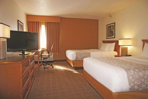 La Quinta Inn by Wyndham Kansas City North - image 2