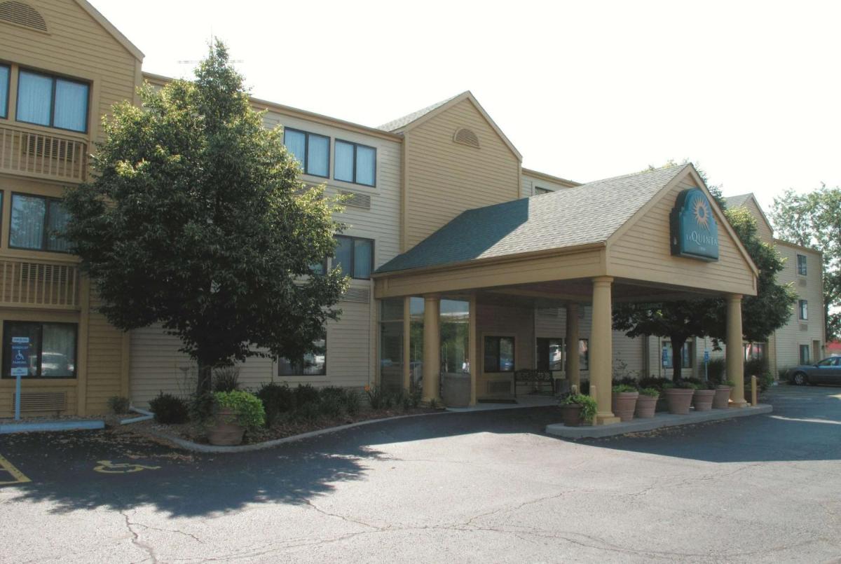 La Quinta Inn by Wyndham Kansas City North - image 3