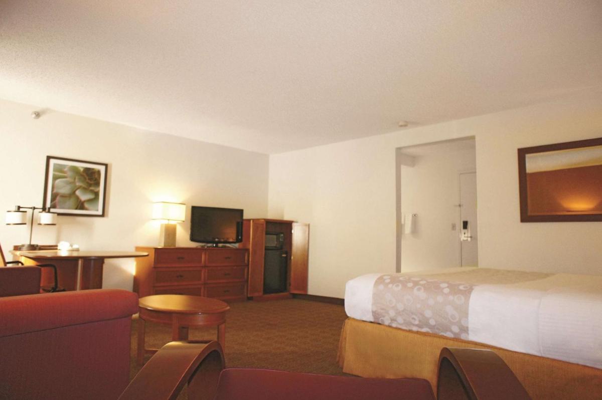 La Quinta Inn by Wyndham Kansas City North - image 5