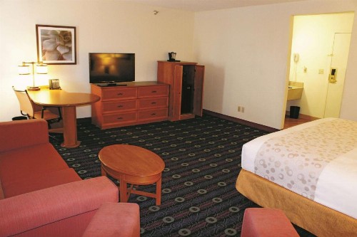 La Quinta Inn by Wyndham Kansas City North - image 6
