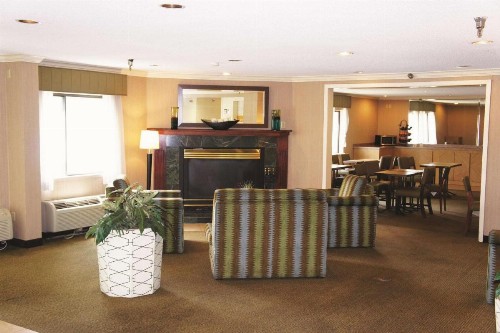 La Quinta Inn by Wyndham Kansas City North - image 7