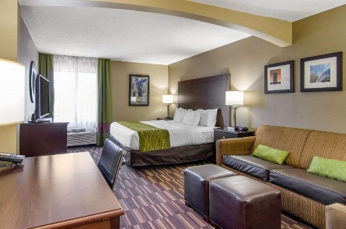 Comfort Inn & Suites Near Worlds of Fun - image 30
