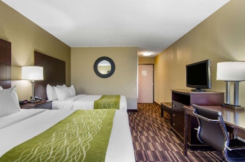 Comfort Inn & Suites Near Worlds of Fun - image 31