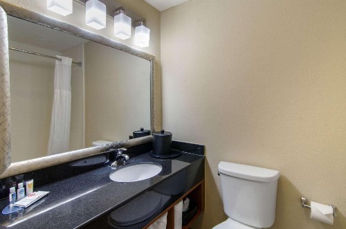 Comfort Inn & Suites Near Worlds of Fun - image 35