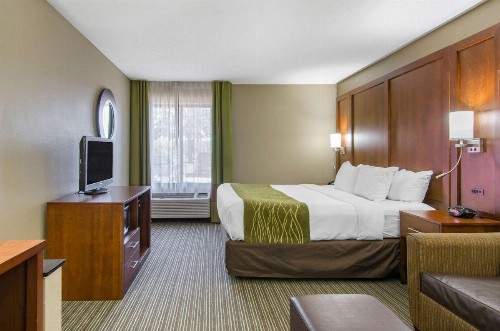 Comfort Inn & Suites Near Worlds of Fun - image 37