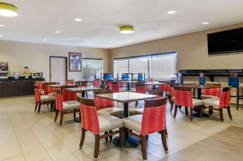 Comfort Inn & Suites Near Worlds of Fun - image 39