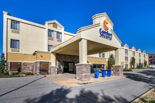 Comfort Inn & Suites Near Worlds of Fun - image 4