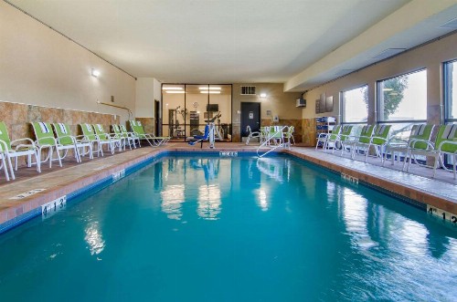 Comfort Inn & Suites Near Worlds of Fun - image 6