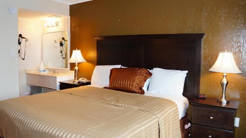 Americas Best Value Inn & Suites Kansas City - image 3