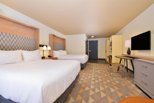 Holiday Inn Kansas City Airport an IHG Hotel - image 40