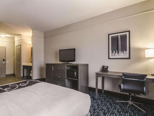 La Quinta by Wyndham Kansas City Airport - image 13