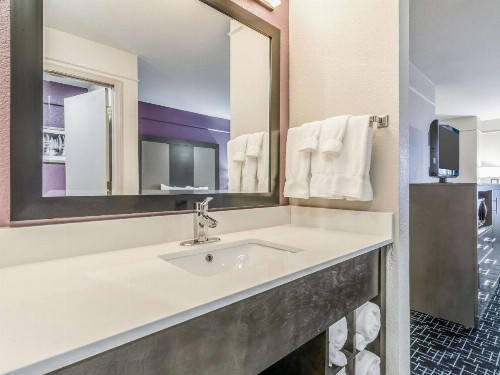 La Quinta by Wyndham Kansas City Airport - image 18