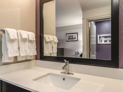 La Quinta by Wyndham Kansas City Airport - image 20