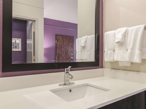 La Quinta by Wyndham Kansas City Airport - image 21