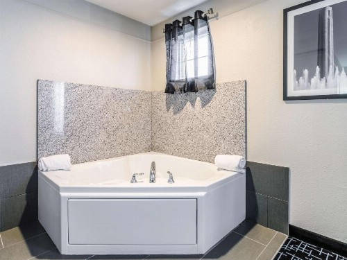 La Quinta by Wyndham Kansas City Airport - image 22