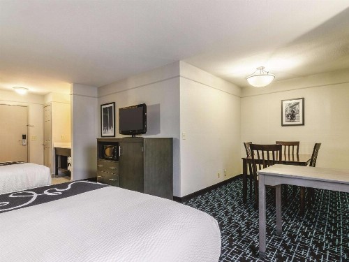 La Quinta by Wyndham Kansas City Airport - image 8