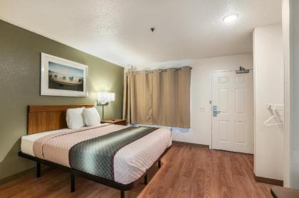 HomeTowne Studios by Red Roof Kansas City - Worlds of Fun - image 10