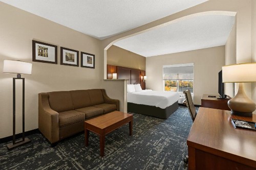 Comfort Suites Kansas City - image 10