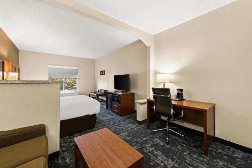 Comfort Suites Kansas City - image 20