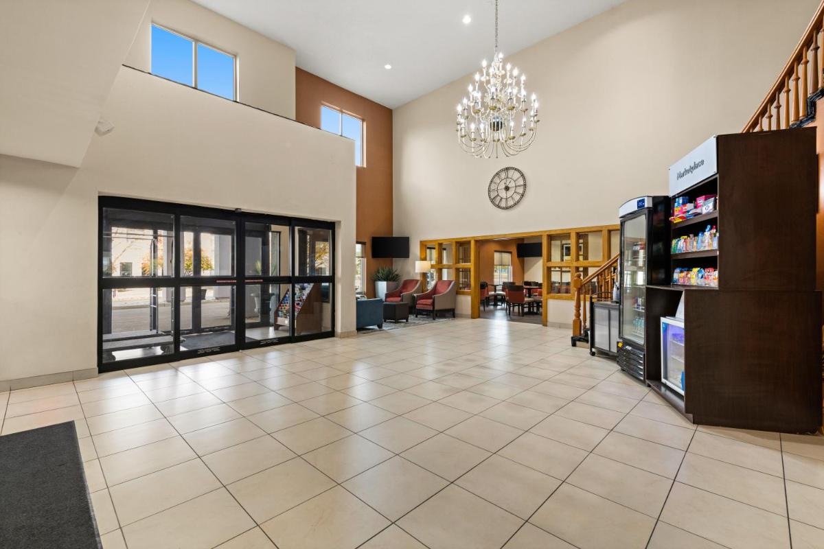 Comfort Suites Kansas City - image 3