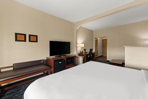 Comfort Suites Kansas City - image 9