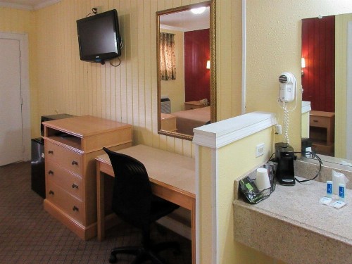 Rodeway Inn - image 11