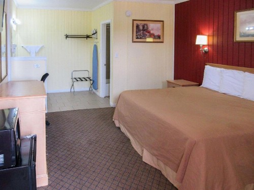 Rodeway Inn - image 12