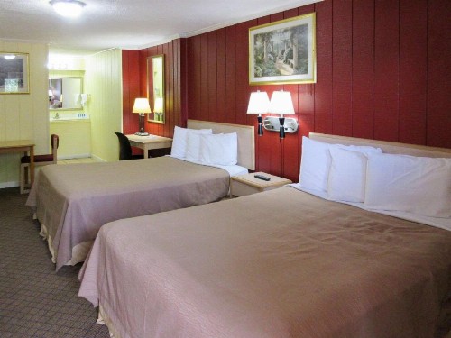 Rodeway Inn - image 13