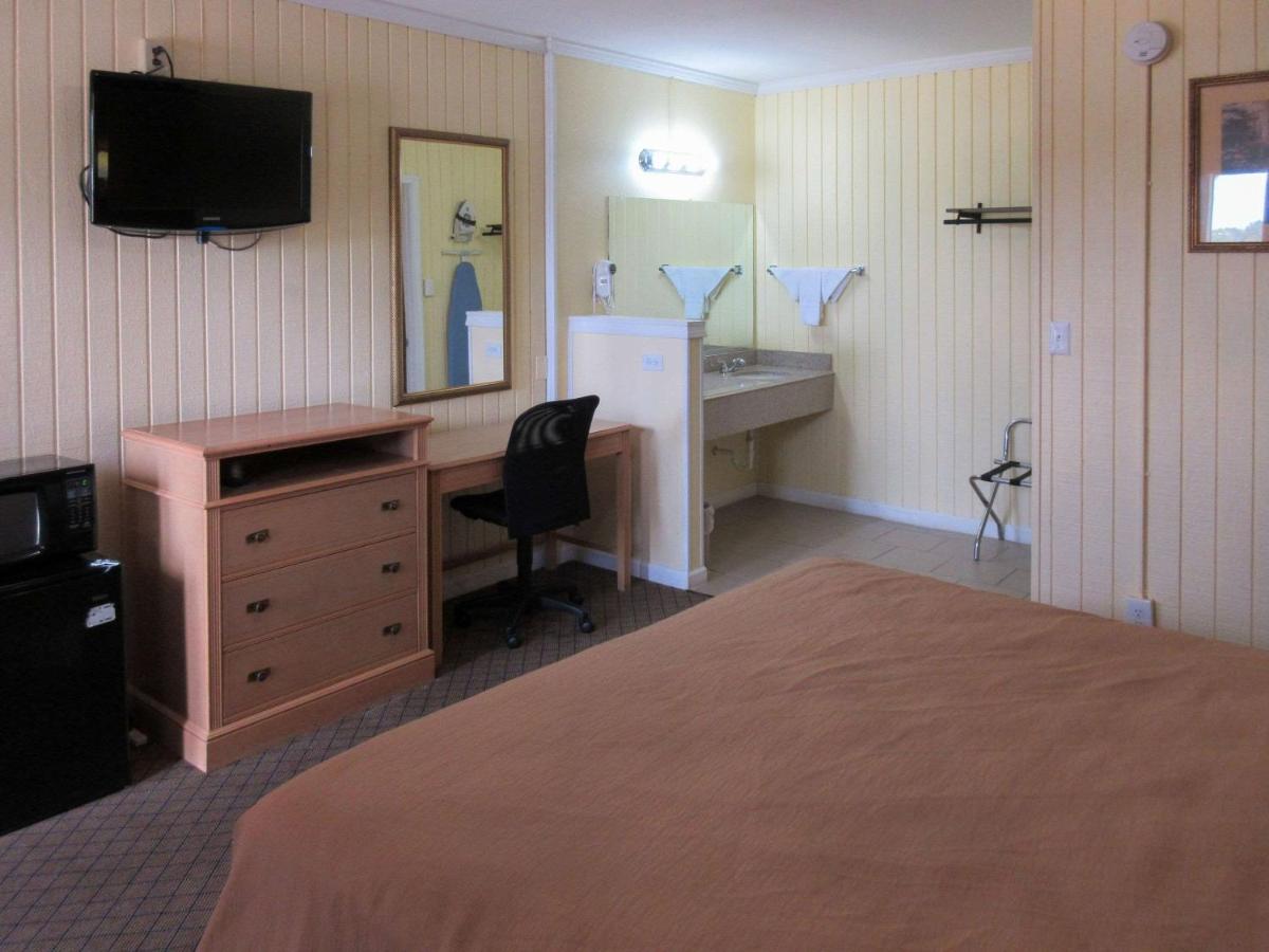 Rodeway Inn - image 7