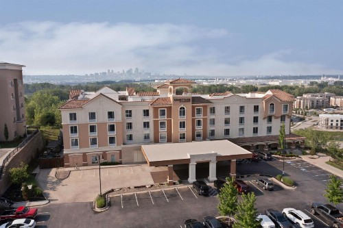 Courtyard Kansas City at Briarcliff - image 2