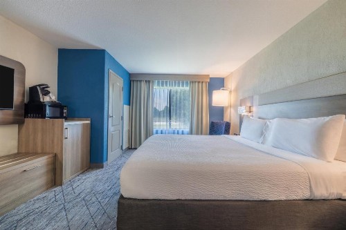 Holiday Inn Express & Suites Kansas City Airport an IHG Hotel - image 12