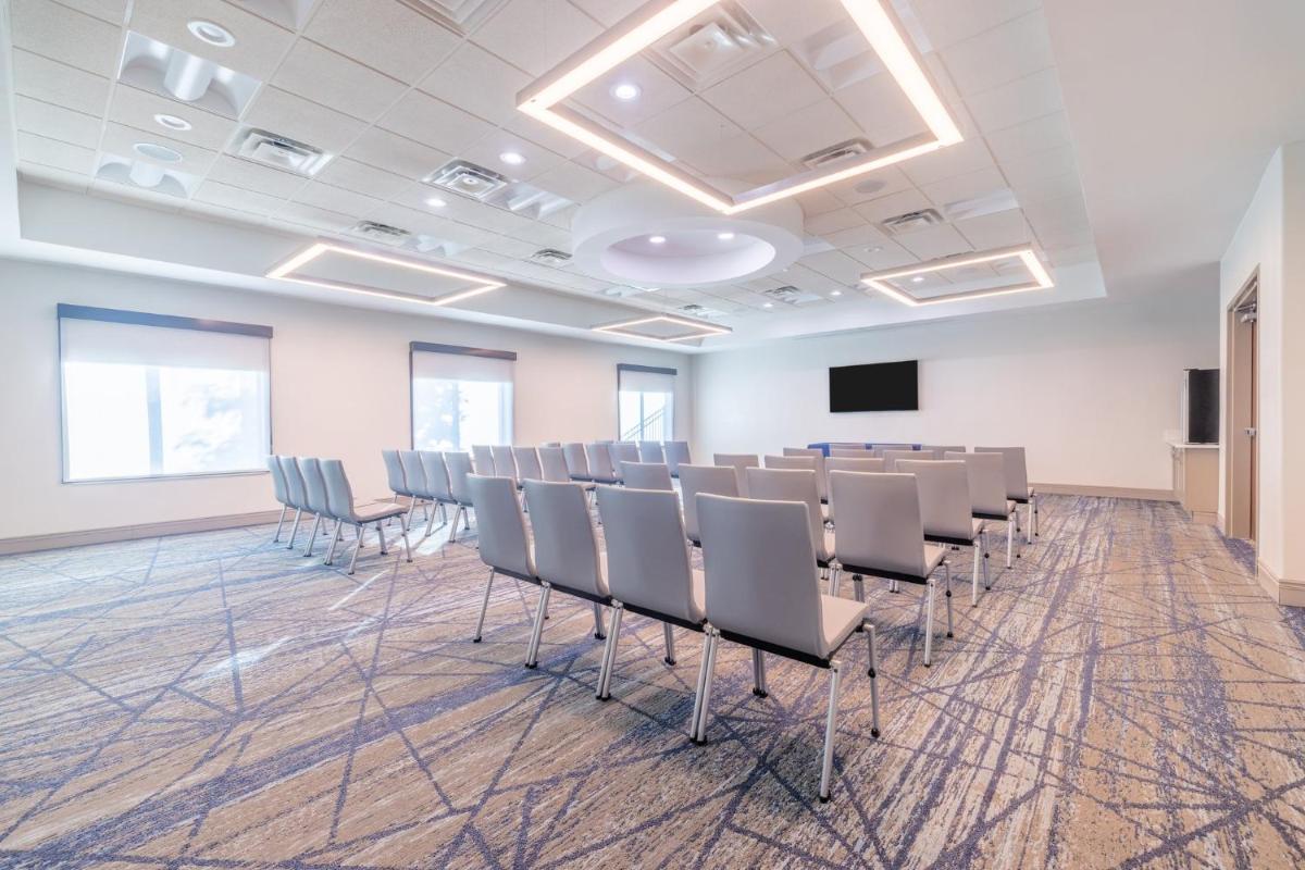 Holiday Inn Express & Suites Kansas City Airport an IHG Hotel - image 2