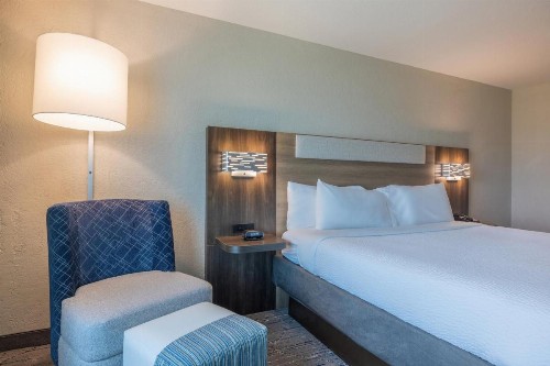 Holiday Inn Express & Suites Kansas City Airport an IHG Hotel - image 20