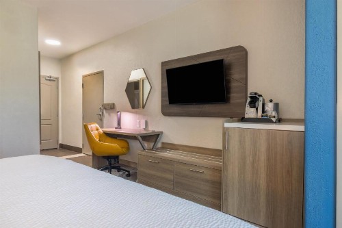 Holiday Inn Express & Suites Kansas City Airport an IHG Hotel - image 29